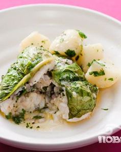 Рыба со специями в листьях салата