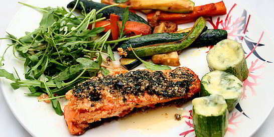 Семга под сыром с овощами