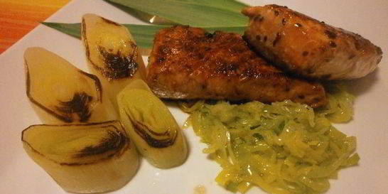 Семга с луком-пореем и ванилью