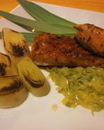 Семга с луком-пореем и ванилью