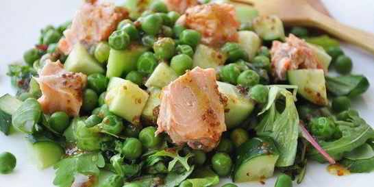 Семга с овощами и салатом под горчично-медовой заправкой