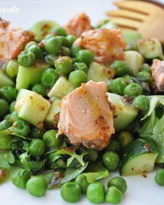 Семга с овощами и салатом под горчично-медовой заправкой