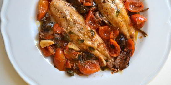 Скумбрия, тушенная с овощами