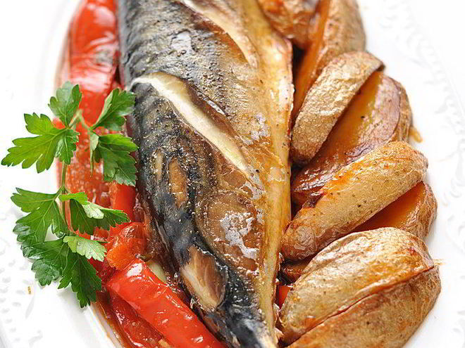 Рецепт скумбрии, запеченной с картофелем и болгарским перцем