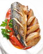 Скумбрия, запеченная с картофелем и болгарским перцем