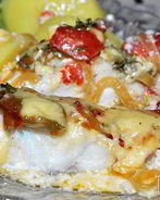 Судак в духовке с соусом и сыром