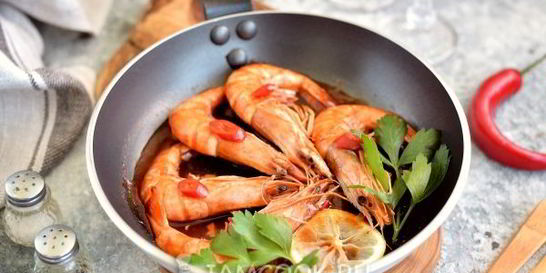 Тигровые креветки, жаренные с чесноком и имбирем