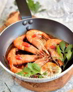 Тигровые креветки, жаренные с чесноком и имбирем
