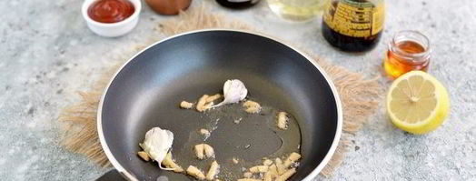 тигровые креветки, жаренные с чесноком и имбирем. Шаг 3