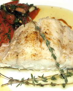 Треска с соусом Марсала и салатом из помидоров и базилика