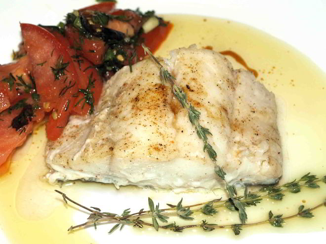 Рецепт трески с соусом марсала и салатом из помидоров и базилика