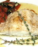 Треска с соусом Марсала и салатом из помидоров и базилика