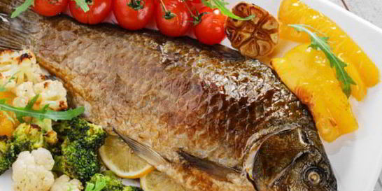 Треска, запеченная в фольге с помидорами и картофелем