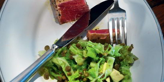 Тунец с капустой, авокадо и чечевицей