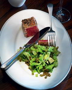 Тунец с капустой, авокадо и чечевицей