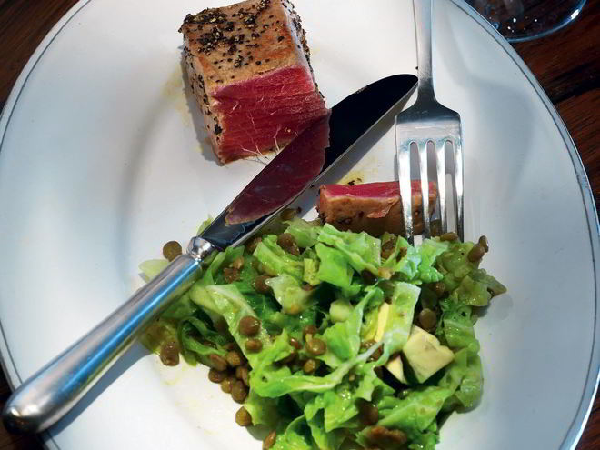 Рецепт тунца с капустой, авокадо и чечевицей