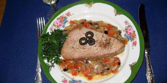 Тунец, запеченный с анчоусами и овощами