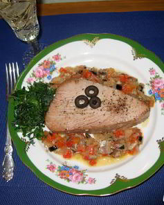 Тунец, запеченный с анчоусами и овощами