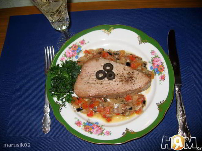 Рецепт тунца, запеченного с анчоусами и овощами