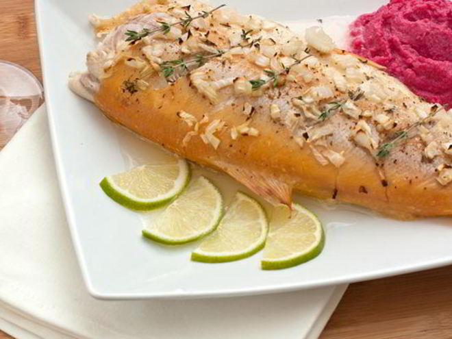 Рецепт янтарной форели запеченной с луком