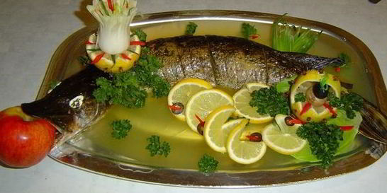 Заливная щука с овощами