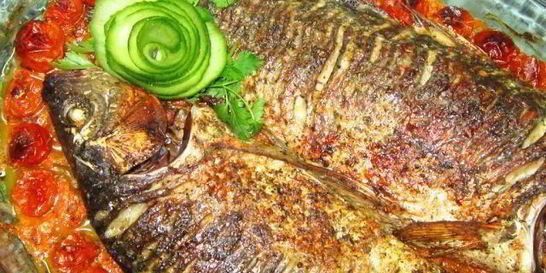 Запеченный карп на подушке из лука и моркови