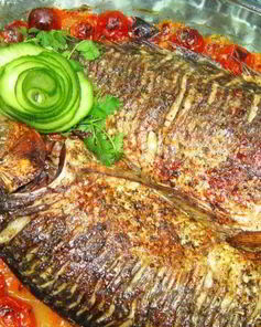 Запеченный карп на подушке из лука и моркови