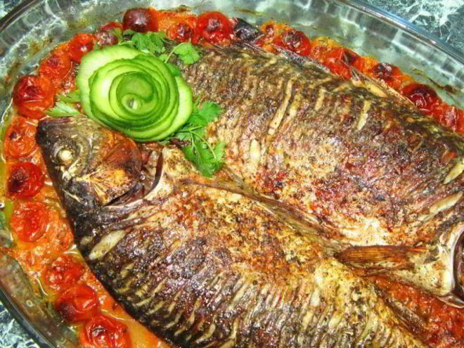 Рецепт запеченного карпа на подушке из лука и моркови