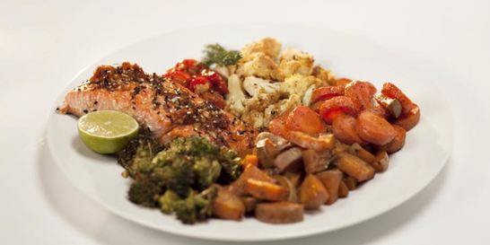 Запеченный лосось с овощами