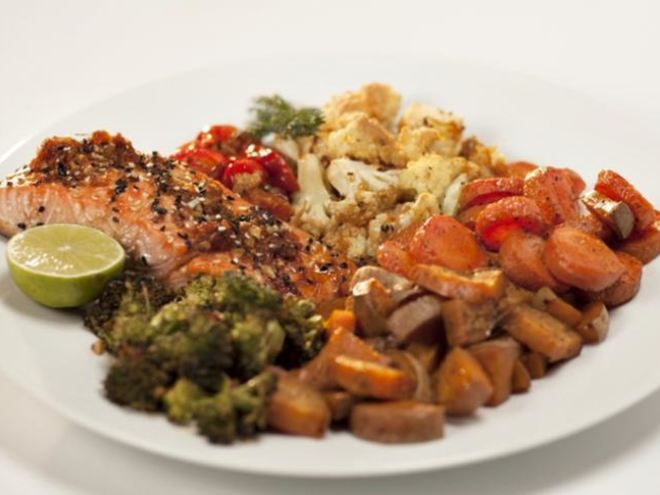 Рецепт запеченного лосося с овощами