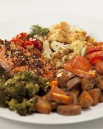 Запеченный лосось с овощами