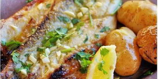 Запеченый морской окунь с овощами