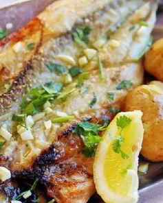 Запеченый морской окунь с овощами