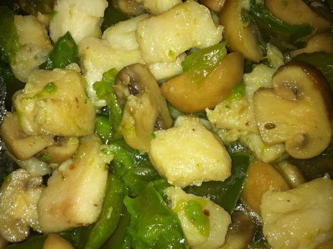 Рецепт жареной рыбы с грибами и перцем