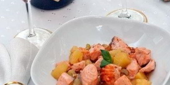 Жареный лосось с ананасами