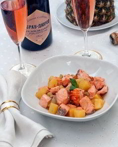 Жареный лосось с ананасами