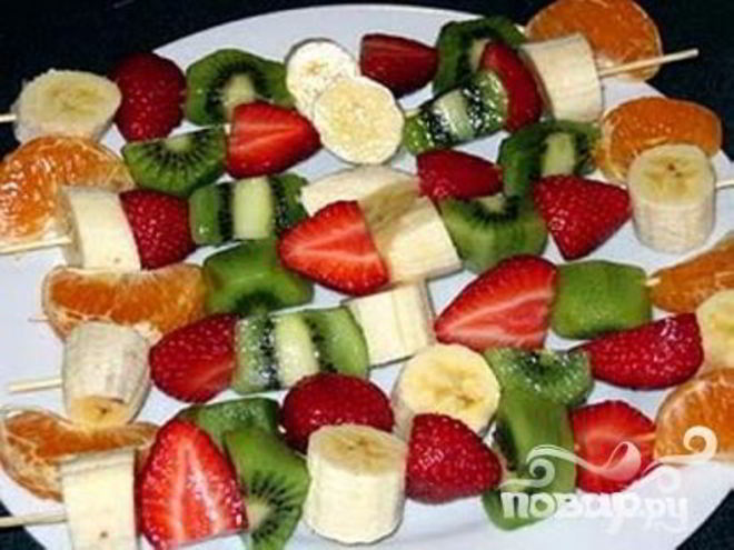 Рецепт фруктового шашлыка с лимонной подливкой