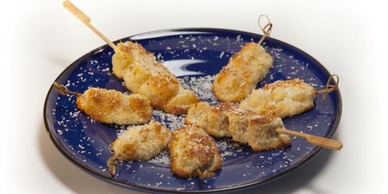 Фруктовые шашлычки в кокосовом бисквите