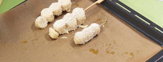 фруктовые шашлычки в кокосовом бисквите. Шаг 3