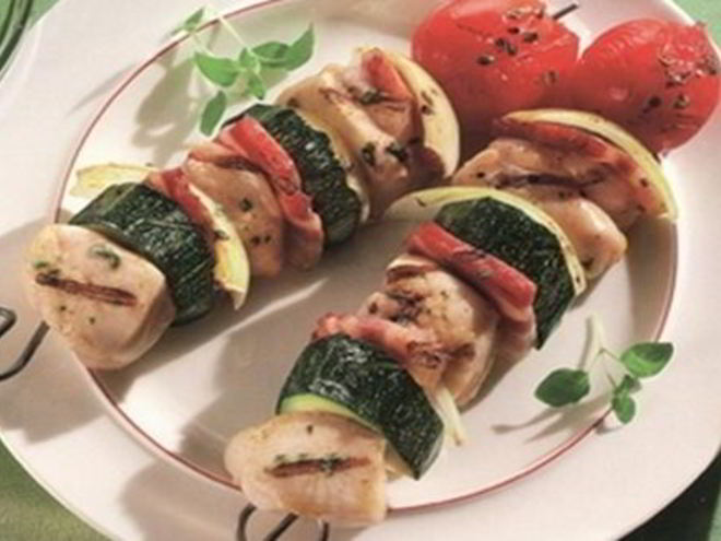 Рецепт куриного шашлыка с цуккини и луком