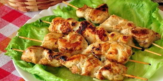 Куриные шашлычки на шпажках на сковороде