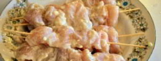 куриные шашлычки на шпажках на сковороде. Шаг 2