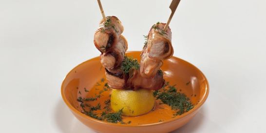 Шашлычки из семги с беконом