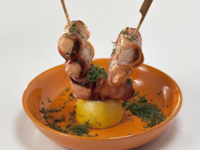 Рецепт шашлычки из семги с беконом