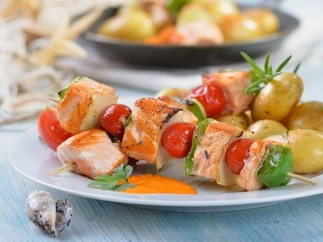 Рецепт шашлычков из семги с овощами
