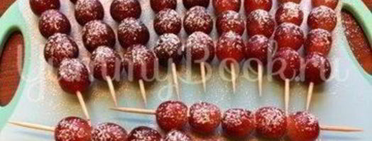шашлычки виноград в шоколаде. Шаг 2