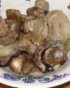 Шашлык из грибов шампиньоны на шампурах на мангале