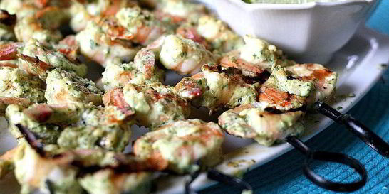 Шашлык из креветок с чили и тыквенными семечками