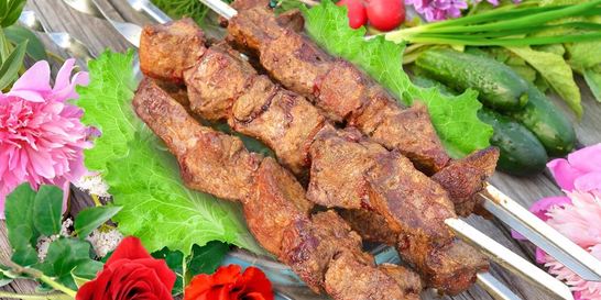 Шашлык из печени на мангале