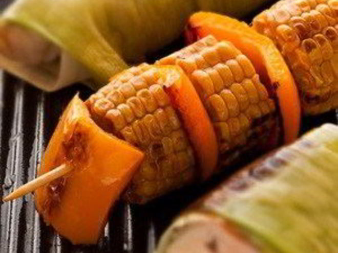 Рецепт шашлыков из разноцветных перцев и кукурузы на гриле в ароматном масле с кумином
